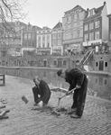 880905 Afbeelding van werknemers van de Gemeentelijke Plantsoenendienst die een boom gaan planten op de werf langs de ...